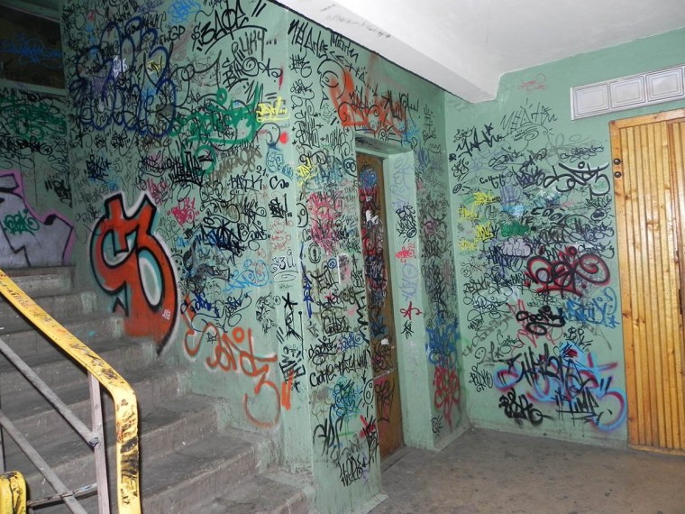 Стена подъезда