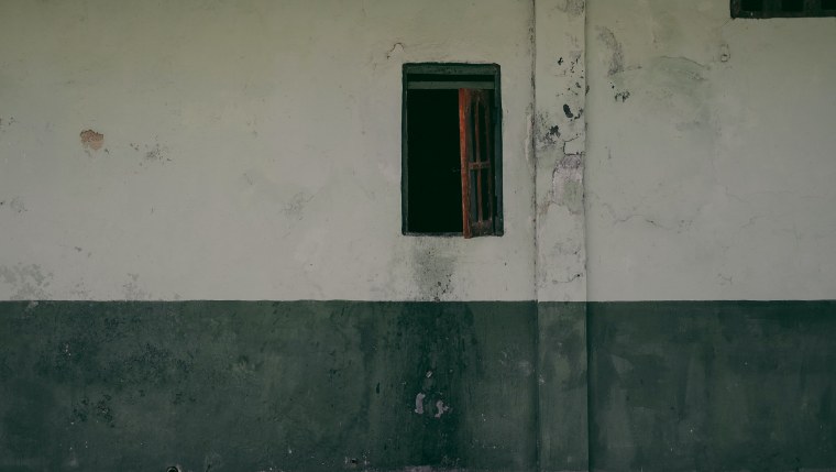 Обшарпанная дверь