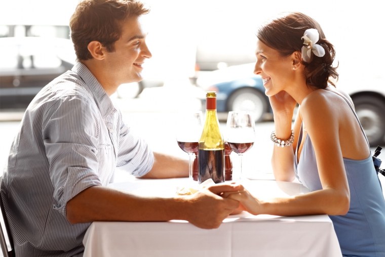 Парень и девушка в кафе