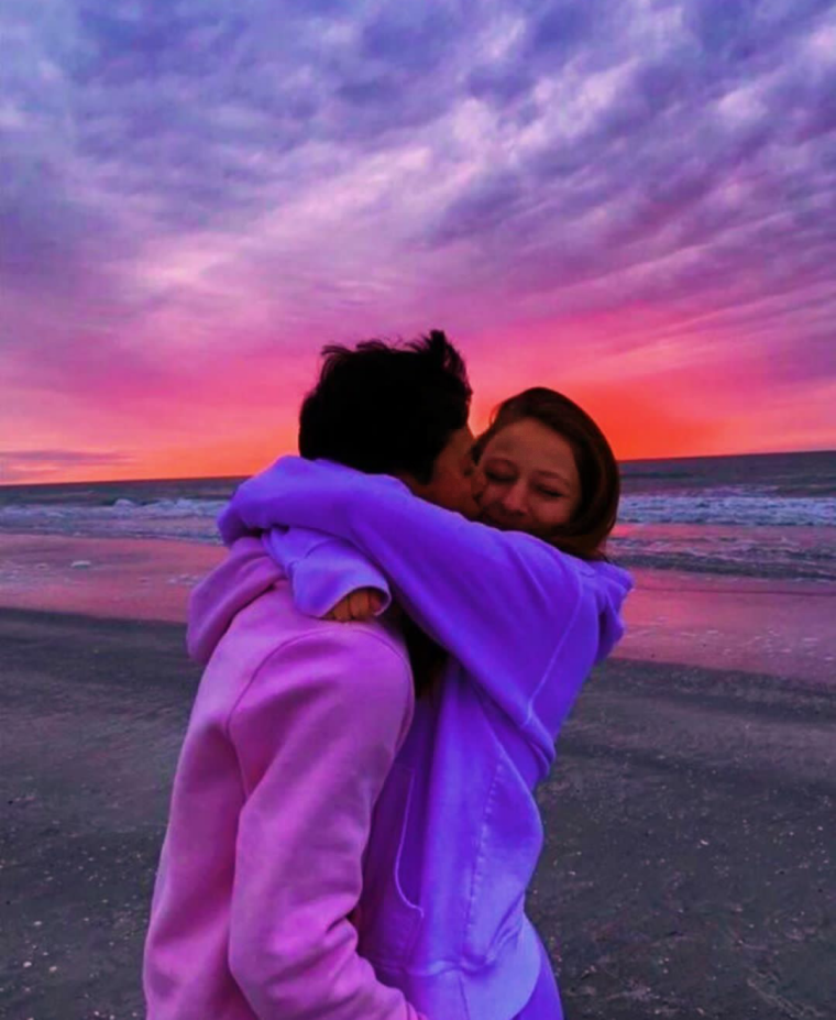 Счастливая пара подростков