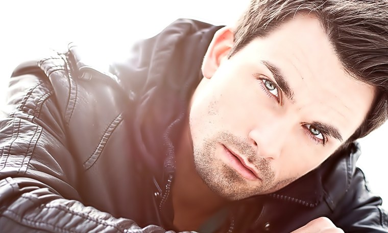 Шатен с голубыми глазами мужчина