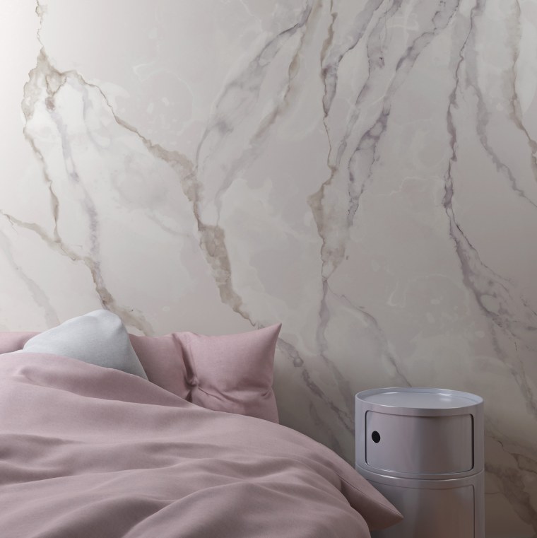 Спальня с декоративной штукатуркой на стенах