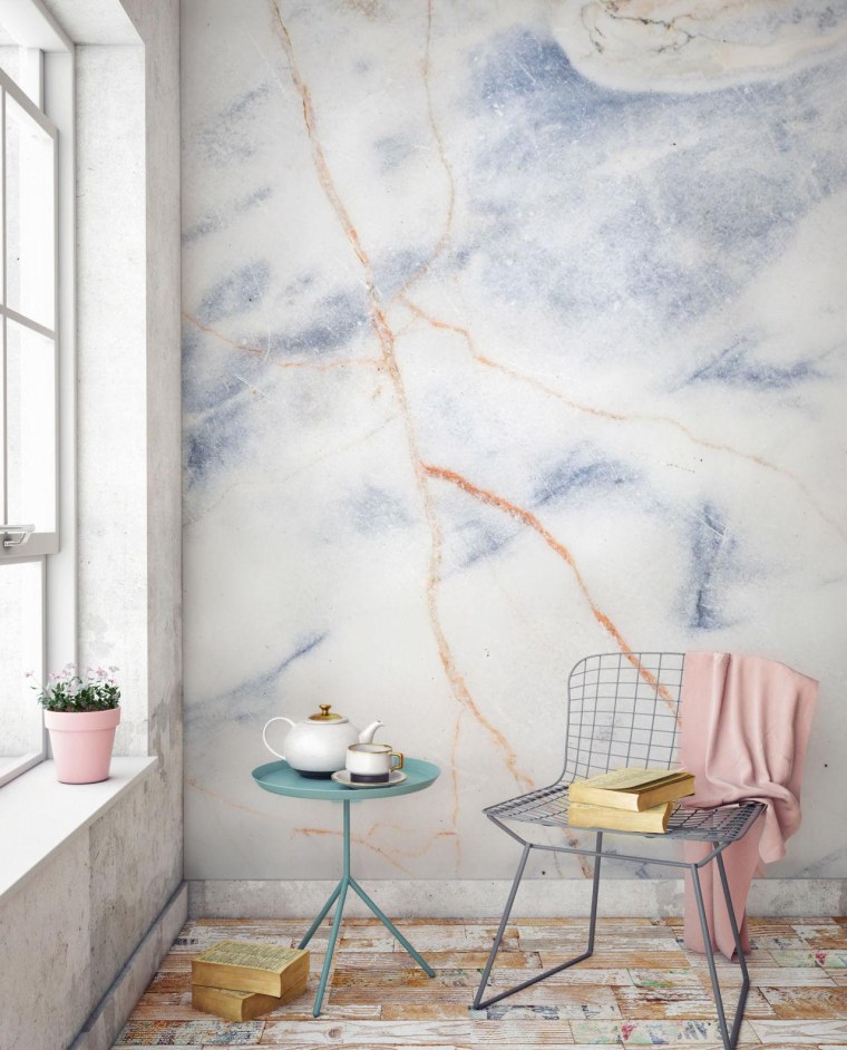 Акварельные разводы на стене