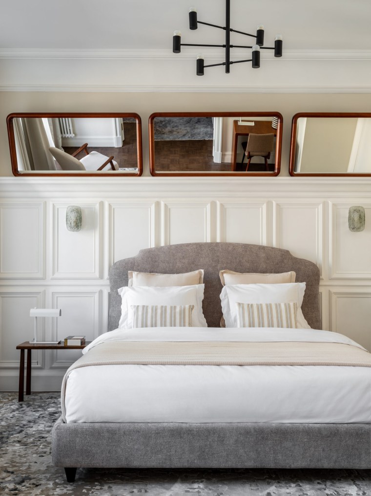 Комната с кроватью в темноте