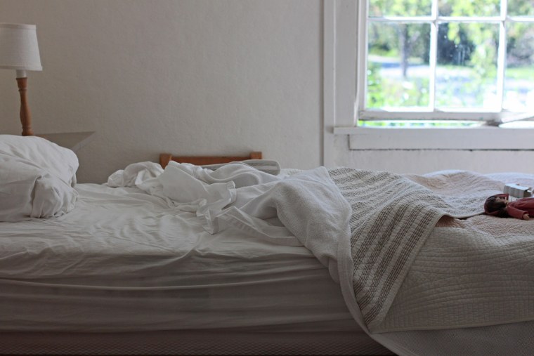 Комната с красной кроватью