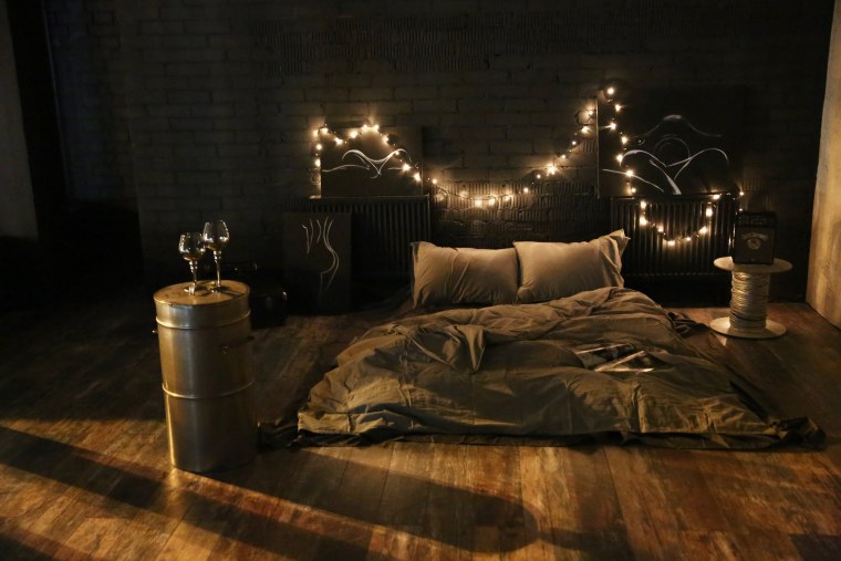 Комната с кроватью ночью