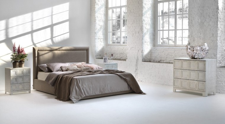 Девушка в постели спит