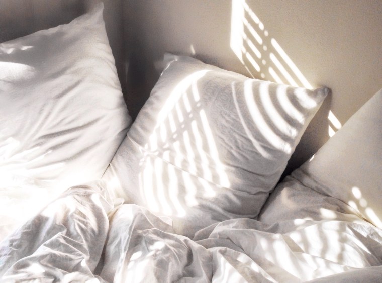 Белая мятая постель