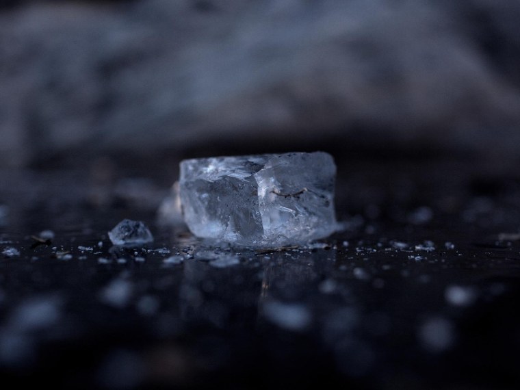 Кубики льда брызги