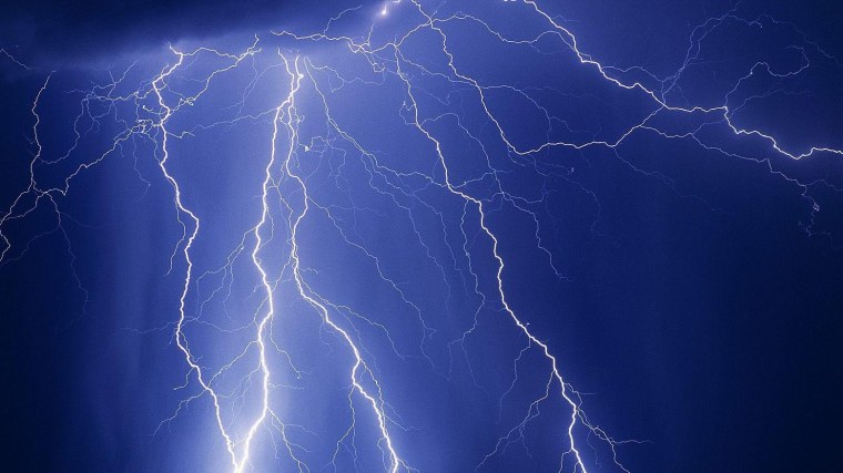 Молния на небе