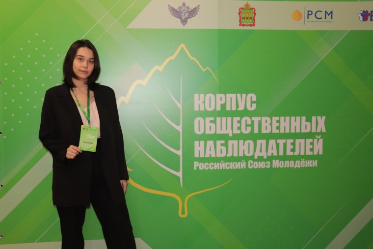 Мужчина с биноклем