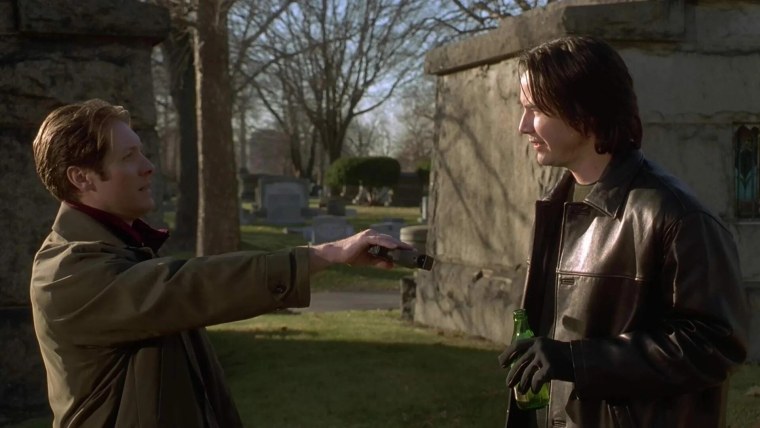 Мужчина с биноклем