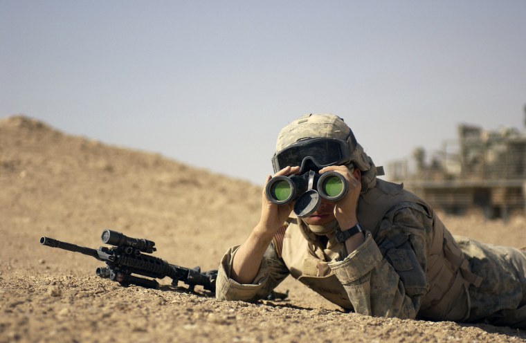 Мужчина смотрит в бинокль