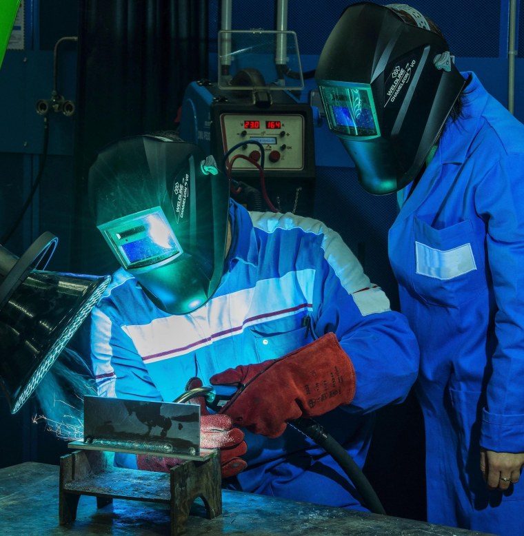 Помощник сварщика