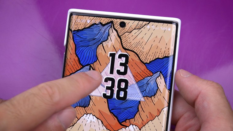 Обои с вырезом под камеру