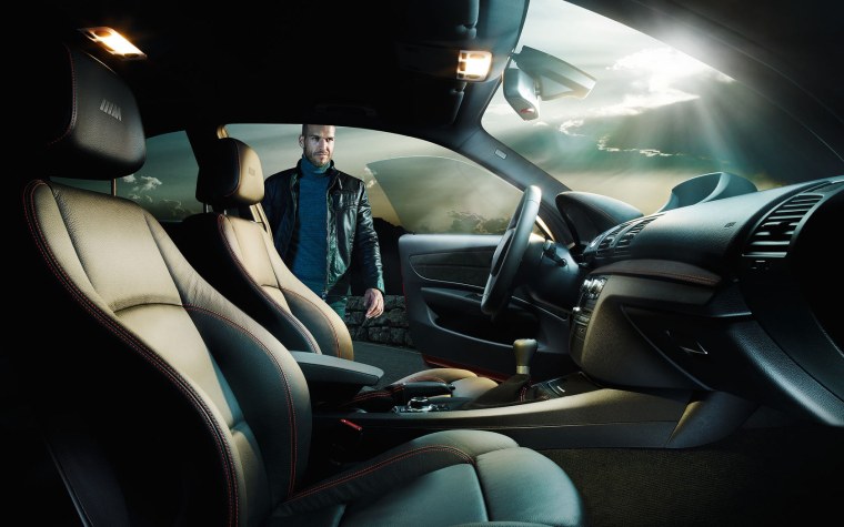 Мужчина в салоне авто