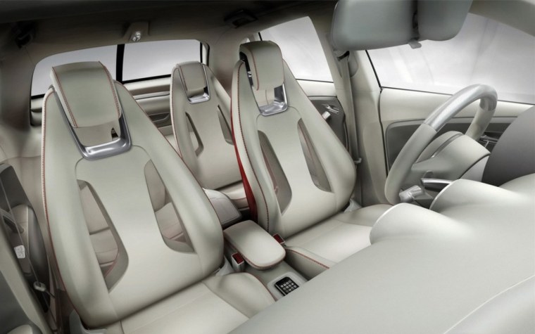 Салон машины внутри спереди