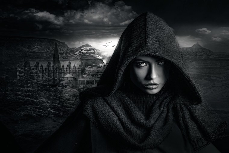 Человек в плаще с капюшоном