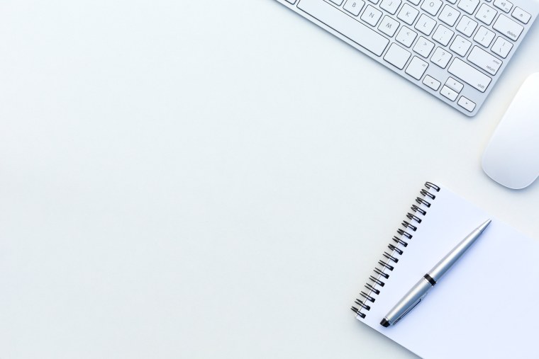 Блокнот и ручка на столе