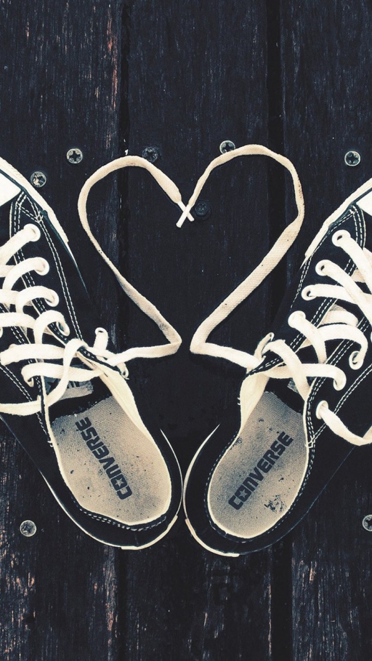 Кеды на черном фоне