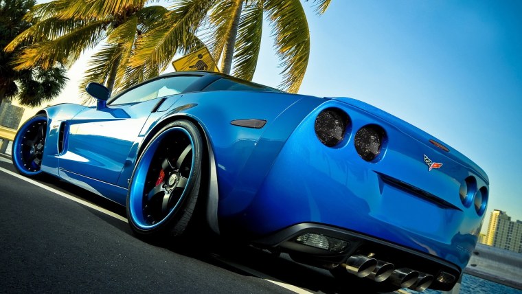 Крутая синяя машина