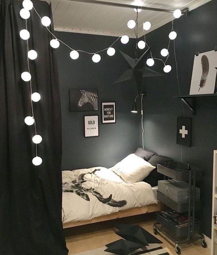 Комната подростка темная