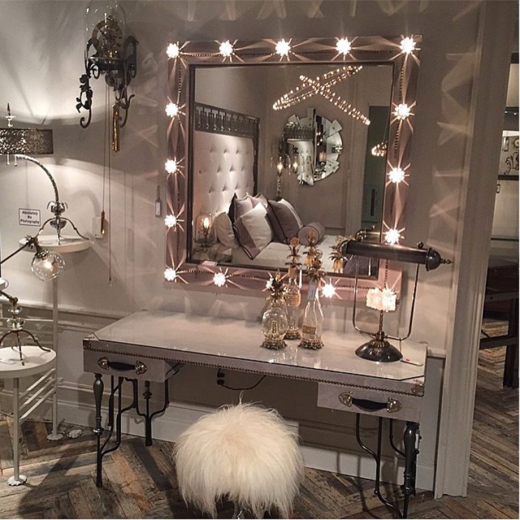 Туалетный столик с лампочками в интерьере