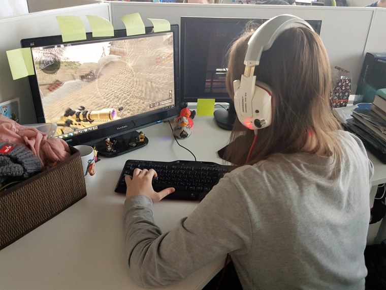 Девушки играющие в компьютерные игры