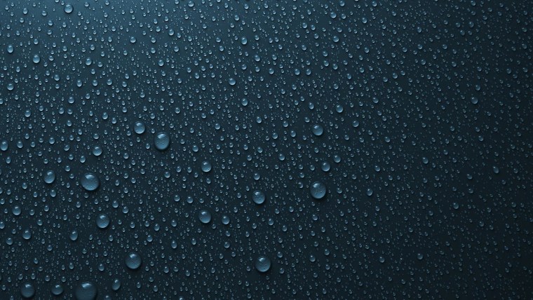 Капли воды на темном фоне