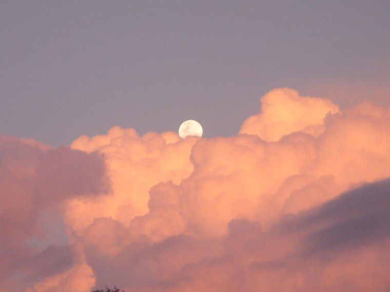 Персиковые облака